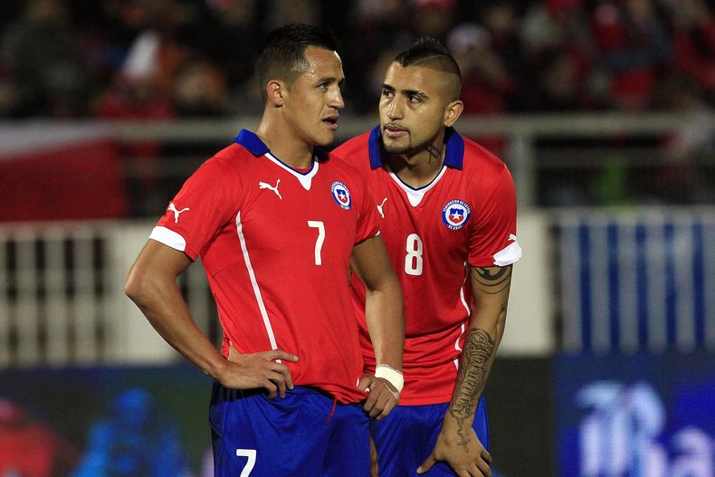 Los jugadores de la selecci&oacute;n de Chile, Alexis S&aacute;nchez, izquierda, y Arturo Vidal, conversan durante un amistoso contra Irlanda del Norte el mi&eacute;rcoles, 4 de junio de 2014, en Valpara&iacute;so, Chile. (AP Photo/Luis Hidalgo)