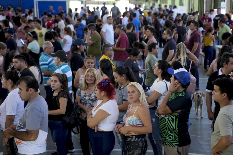 Votantes hacen fila durante las elecciones generales en Asunción, Paraguay, el domingo 30 de abril de 2023. (AP Foto/Jorge Saenz)