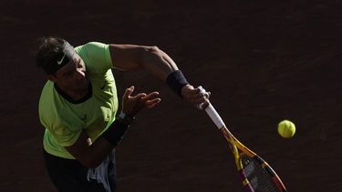 El español Rafael Nadal realiza su servicio durante su partido de primera ronda del Abierto de Francia ante el australiano Alexei Popyrin, el martes 1 de junio de 2021, en París. (AP Foto/Christophe Ena, Archivo)