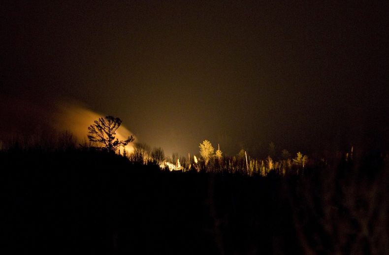 Un incendio arde en el horizonte donde un tren se descarril&oacute; cerca Plaster Rock, New Brunswick, Cand&aacute;, el mi&eacute;rcoles 8 de enero de 2014. (Foto AP/The Canadian Press, Tom Bateman)