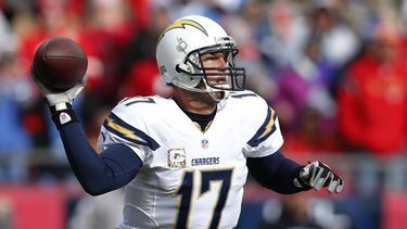 americateve | El quarterback de los Chargers de San Diego Philip Rivers (17) realiza un pase contra los Chiefs de Kansas City durante su juego del domingo 24 de noviembre de 2013, en Kansas City, Misuri. (Foto AP/Ed Zurga)
