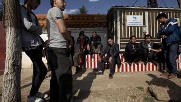 americateve | Familiares y amigos de una v&iacute;ctima muerta en el ataque del s&aacute;bado por la noche esperan a ver su cad&aacute;ver frente a una funeraria en Kunming, en la provincia meridional china de Yunnan, el lunes 3 de marzo del 2014. (Foto AP/Alexander F.