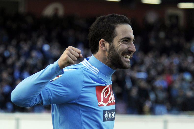 El atacante argentino del Napoli Gonzalo Higua&iacute;n celebra luego que su compa&ntilde;ero Dries Mertens anot&oacute; un gol ante Sampdoria en la Serie A del f&uacute;tbol italiano el lunes 6 de enero de 2014. (AP Foto/Salvatore Laporta)