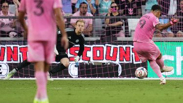El uruguayo Luis Suárez, del Inter Miami, convierte un penal frente a Chris Brady, del Fire de Chicago, en un duelo de la MLS realizado el miércoles 22 de julio de 2026 (AP Foto/Lynne Sladky)