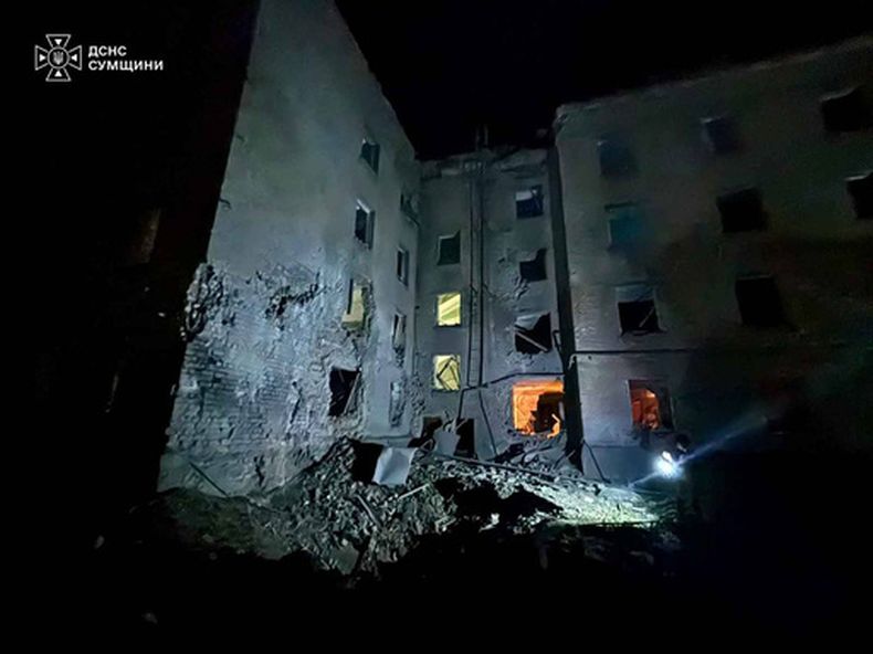 En esta foto, distribuida por el Servicio de Emergencias de Ucrania, un edificio residencial, dañado tras un ataque aéreo ruso, en Sumy, Ucrania, el 6 de agosto de 2026. (Servicio de Emergencias de Ucrania vía AP)