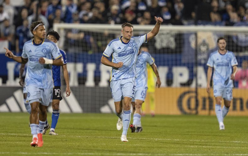 El defensa del Atlanta United Stian Gregersen (5) celebra un gol contra el CF Montreal durante la primera mitad de un partido de fútbol de los playoffs de la MLS en Montreal, el martes 22 de octubre de 2024. (Christinne Muschi/The Canadian Press vía AP)