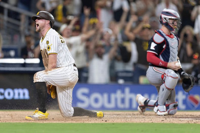 Jake Cronnenworth, de los Padres de San Diego, festeja luego de anotar en un error ante los Mellizos de Minnesota, el sábado 22 de agosto de 2026 (AP Foto/Karl Anderson)