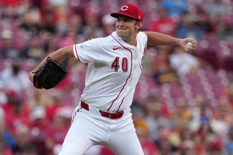 El lanzador de los Rojos de Cincinnati, Nick Lodolo, lanza durante la primera entrada de un partido de béisbol contra los Cerveceros de Milwaukee, el martes 23 de junio de 2026, en Cincinnati. (Foto AP/Kareem Elgazzar)