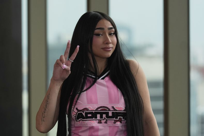 La cantante y compositora chileno-estadounidense Paloma Mami posa para una foto durante una entrevista en la Ciudad de México, el jueves 17 de julio de 2025. (Foto AP/Marco Ugarte)