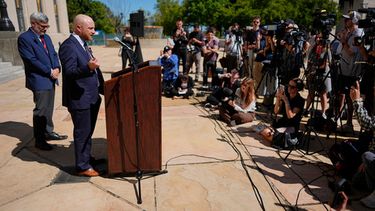 El abogado de Christa Pike, Luke Ihnen, en una rueda de prensa tras una vista judicial el miércoles 7 de octubre de 2026 en Nashville, Tennessee, donde un juez concedió su solicitud para que el Departamento de Correccionales de Tennessee preserve todas las pruebas relacionadas con la ejecución fallida de Pike. (Foto AP/George Walker IV, Pool)