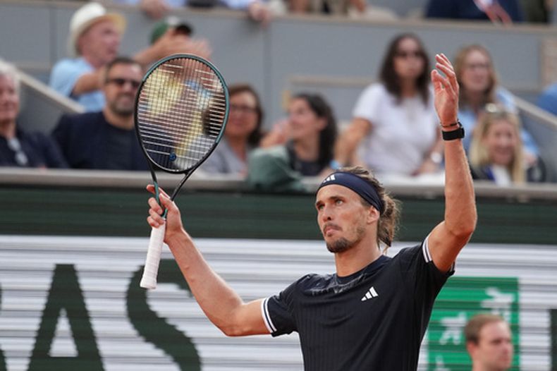 El alemán Alexander Zverev reaccional vencer al italiano Fabio Cobolli en la final de Roland Garros el domingo 7 de junio del 2026. (AP Foto/Christophe Ena)