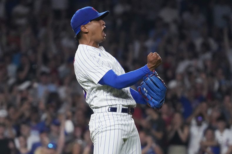 El venezolano Adbert Alzolay, de los Cachorros de Chicago, celebra al final del juego ante los Rojos de Cincinnati, el jueves 3 de agosto de 2023 (AP Foto/Nam Y. Huh)