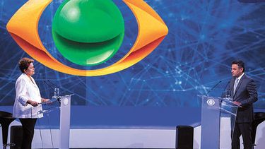 americateve | Neves fustiga a Rousseff por sus negocios con Raúl Castro y por la situación 'discriminatoria' de los médicos cubanos contratados por Brasilia.