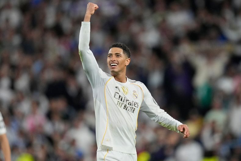 Jude Bellingham del Real Madrid celebra tras la victoria 2-1 ante el Barcelona en la Liga de España, el domingo 26 de octubre de 2025, en Madrid. (AP Foto/Bernat Armangue)