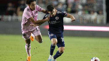 El hondureño David Ruiz (izquierda), del Inter de Miami, forcejea con el español Carles Gil, del Revolution de Nueva Inglaterra, en un partido de la MLS realizado el sábado 13 de mayo de 2023 en Fort Lauderdale (AP Foto/Lynne Sladky)