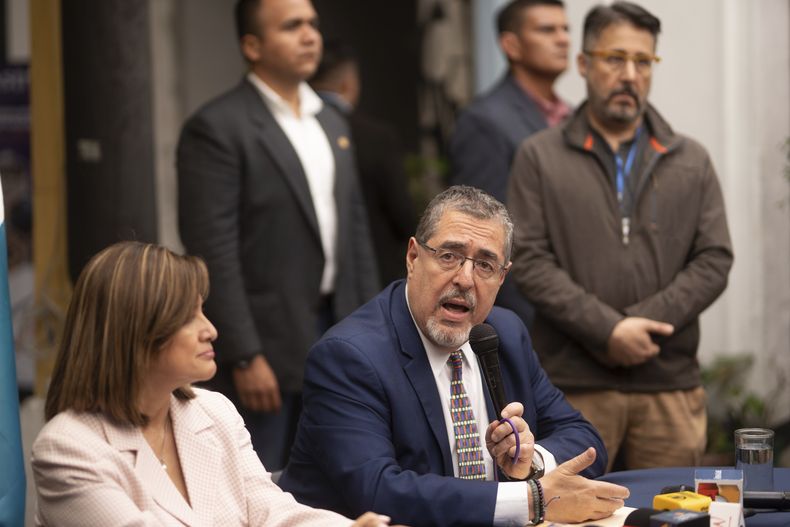 ARCHIVO - El presidente electo de Guatemala, Bernardo Arévalo, da una conferencia de prensa en la Ciudad de Guatemala, el 18 de octubre de 2023. Un fiscal guatemalteco anunció el 16 de noviembre de 2023 que buscará retirar la inmunidad de Arévalo, su vicepresidenta y legisladores del Movimiento Semilla a quienes señala de haber realizado publicaciones en redes sociales animando a estudiantes a tomar la Universidad San Carlos de Guatemala hace más de un año. (AP Foto/Santiago Billy, Archivo)