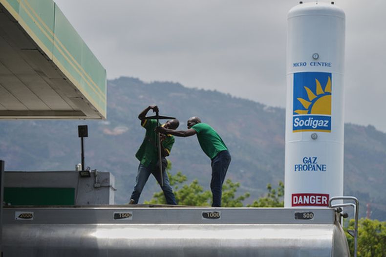 Empleados de gasolinera se preparan para llenar un tanque de combustible en Puerto Príncipe, Haití, el martes 7 de abril de 2026. (AP Foto/Odelyn Joseph)