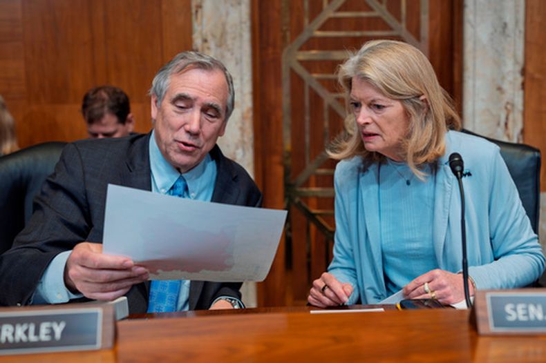 El senador demócrata por Oregon Jeff Merkley y la senadora republicana por Alaska Lisa Murkowski en el Congreso en Washington, el 30 de abril del 2026. (AP foto/J. Scott Applewhite)