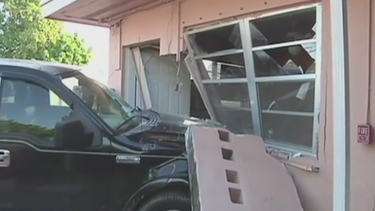 auto se estrella contra un centro de cuidados de ancianos en hialeah