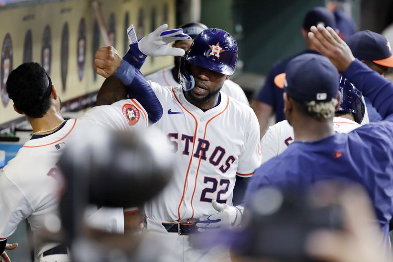 Jason Heyward, de los Astros de Houston, festeja en la cueva luego de conectar un jonrón de dos carreras en el duelo del martes 24 de septiembre de 2024, ante los Marineros de Seattle (AP Foto/Michael Wyke)