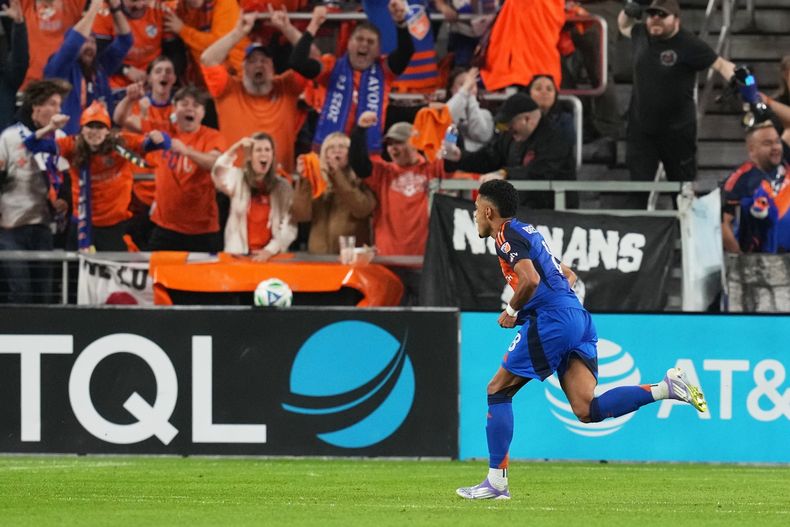 El brasileño Brenner, de Cincinnati, festeja tras marcar en el tercer partido de la serie de playoffs de la MLS ante el Crew de Columbus, el sábado 8 de noviembre de 2025 (AP Foto/Darron Cummings)