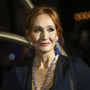 ARCHIVO - J.K. Rowling posa para los fotógrafos a su llegada al estreno de la película Fantastic Beasts: The Crimes of Grindelwald, en Londres, el 13 de noviembre de 2018. La policía dice que J.K. Rowling no violó la ley con tuits criticando la nueva ley de discurso de odio de Escocia y refiriéndose a las mujeres transgénero como hombres. (Foto Joel C Ryan/Invision/AP, archivo)