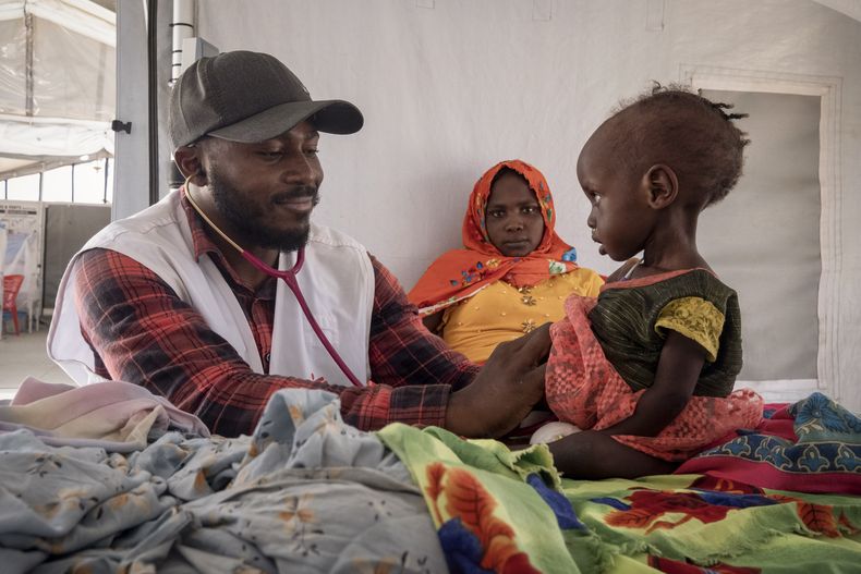 Un médico examina a un niño sudanés en medio de la hambruna en una clínica del grupo Médicos Sin Fronteras en Metche, Chad, cerca de la frontera con Sudán, el 6 de abril del 2024. (AP foto/Patricia Simone)