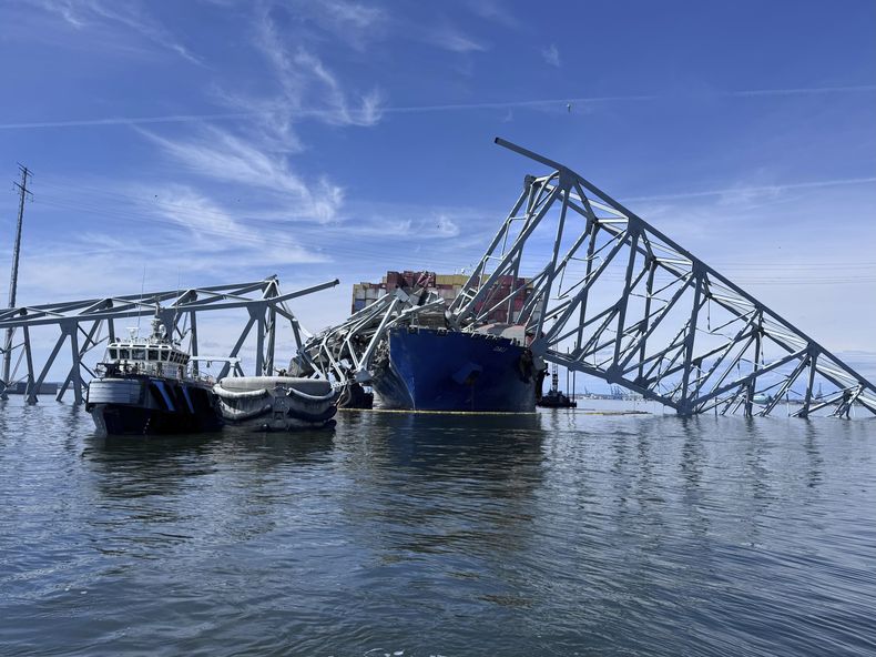 En esta foto del domingo 31 de mayo de 2024, se muestra el derrumbe del puente Francis Scott Key en Baltimore, donde varios buzos colaboran con los equipos en la complicada y meticulosa operación de retirar el acero y el concreto. (AP Foto/Mike Pesoli, Archivo)
