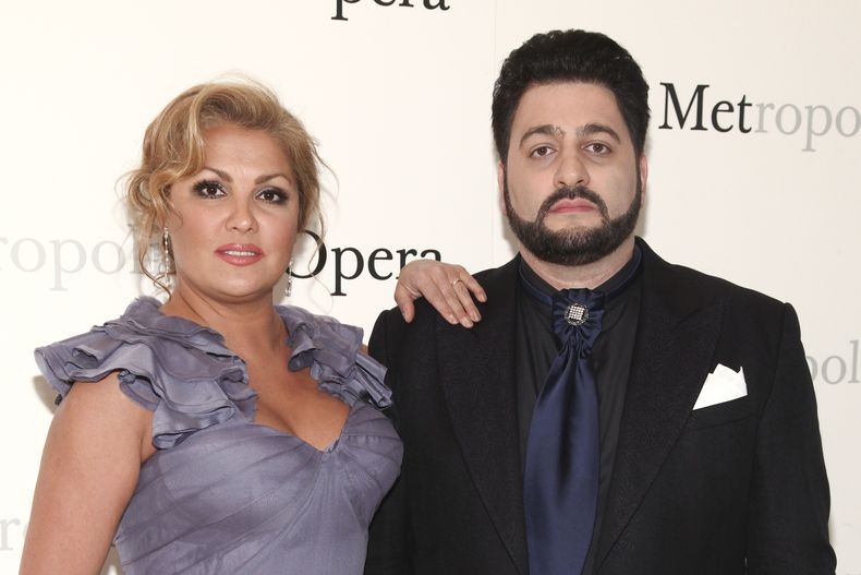 ARCHIVO - Anna Netrebko, izquierda, y Yusif Eyvazov, derecha, asisten a la celebración por el 50 aniversario de la Ópera Metropolitana en el Lincoln Center el 7 de mayo de 2017, en Nueva York. La pareja se ha separado tras una década juntos, informó en un comunicado. (Foto Andy Kropa/Invision/AP, archivo)