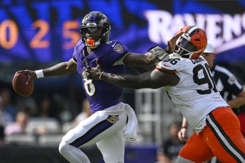 El quarterback de los Ravens de Baltimore Lamar Jackson lanza baja presión ante el defensive tackle de los Browns de Cleveland Maliek Collins en el encuentro del domingo 14 de septiembre del 2025. (AP Foto/Nick Wass)
