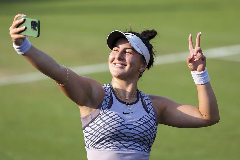 Bianca Andreescu se saca una slefie tras derrotar a Sonay Kartal en el orneo de Bad Homburg, el lunes 26 de junio de 2023, en Bad Homburg, Alemania. (Joaquim Ferreira/dpa vía AP)