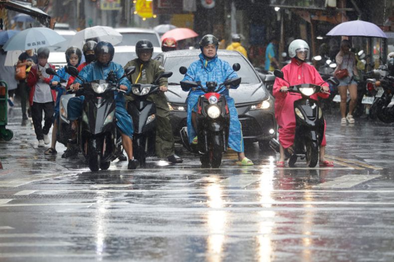 Personas circulan en motocicletas al tiempo que el tifón Champi se acerca a Taipéi, Taiwán, el viernes 23 de octubre de 2026. (Foto AP/ Chiang Ying-ying)