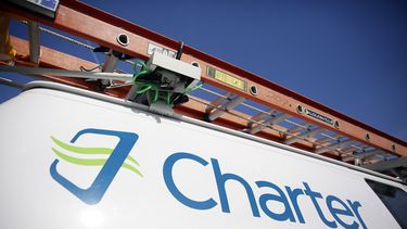 ARCHIVO – En esta foto de archivo del 1 de abril de 2015, aparece una camioneta de Charter Communications en St. Louis. (AP Foto/Jeff Roberson, Archivo)