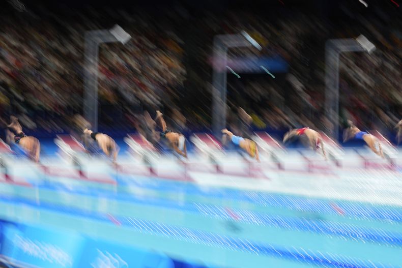 Los nadadores compiten en una eliminatoria de los 400 metros libre de los Juegos Olímpicos de París, el sábado 27 de julio de 2024, en Nanterre, Francia (AP Foto/Petr David Josek)