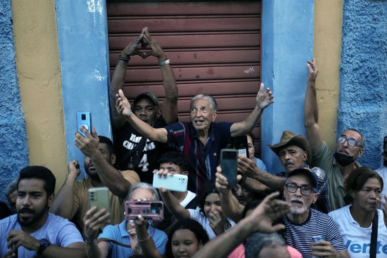 Seguidores de María Corina Machado, aspirante a candidata opositora a la presidencia, la vitorean durante un mitin en Valencia, en el estado de Carabobo, Venezuela, el 5 de octubre de 2023. La oposición celebrará sus primarias el 22 de octubre. (AP Foto/Ariana Cubillos)