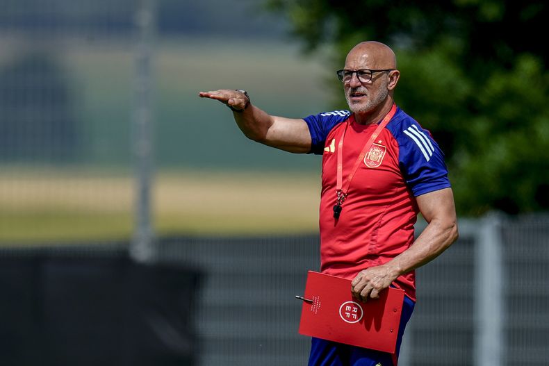 El seleccionador español Luis de la Fuente da indicaciones durante un entrenamiento el sábado 29 de junio de 2204, en Donaueschingen, Alemania (AP Foto/Manu Fernández)