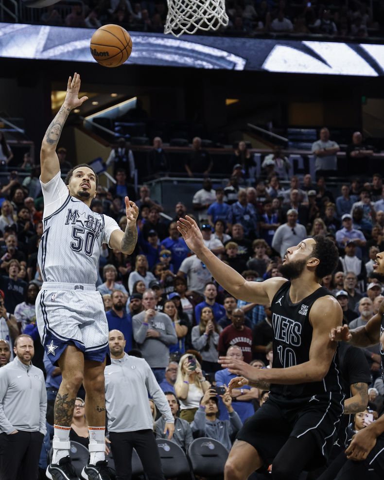 Cole Anthony (50), del Magic de Orlando, encesta el tiro ganador durante la segunda mitad del partido de baloncesto de la NBA en contra de los Nets de Brooklyn, el domingo 29 de diciembre de 2024, en Orlando, Florida. (AP Foto/Kevin Kolczynski)