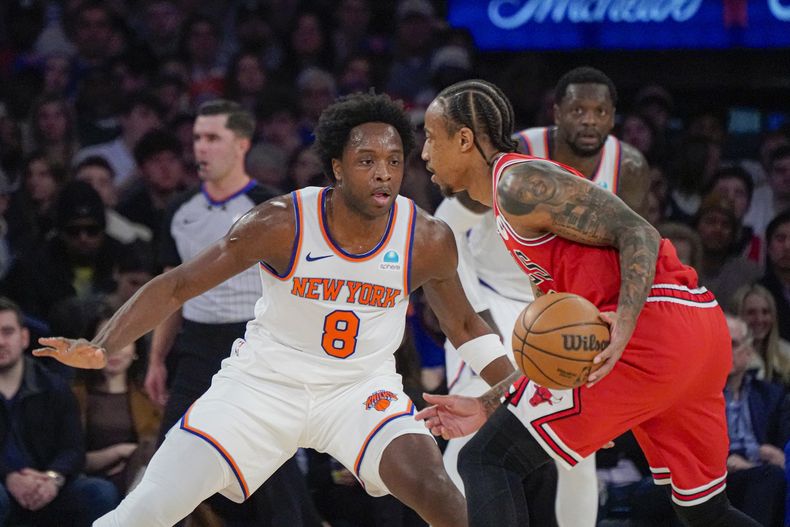 El alero de los Knicks de Nueva York, OG Anunoby (8), defiende al alero de los Bulls de Chicago, DeMar DeRozan (11), durante la primera mitad de un partido de baloncesto de la NBA en Nueva York, el miércoles 3 de enero de 2024. (AP Foto/Peter K. Afriyie)