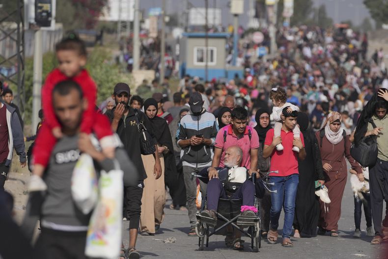 Palestinos huyen al sur de la Franja de Gaza por la carrtera Salah al-Din Street en Bureij, Gaza, el 8 de noviembre de 2023. (AP Foto/Hatem Moussa)