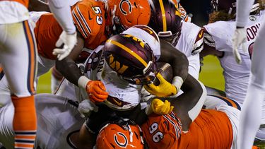 Commanders aprovechan errores y superan a Bears