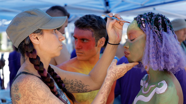 cuerpos desnudos convertidos en lienzos en new york