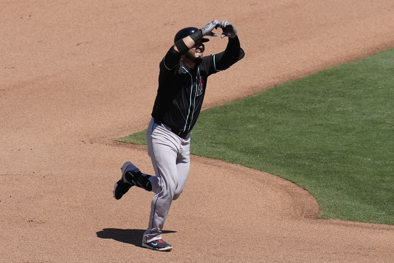 Eugenio Suárez, de los Diamondbacks de Arizona, celebra después de batear jonrón de dos carreras durante la séptima entrada del juego de béisbol contra los Padres de San Diego, el domingo 7 de julio de 2024, en San Diego. (AP Foto/Gregory Bull)