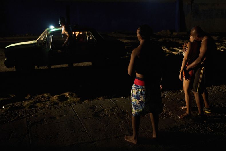 Varias personas pasando el rato en la calle durante un apagón en La Habana, Cuba, el miércoles 28 de mayo de 2025. (AP Foto/Ramón Espinosa)