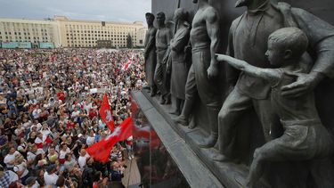 ARCHIVO – Simpatizantes de la oposición se reúnen para protestar frente al edificio de gobierno en la Plaza de la Independencia en Minsk, Bielorrusia, con un monumento de la era soviética en el fondo, el 18 de agosto de 2020. (AP Foto/Dmitri Lovetsky, Archivo)