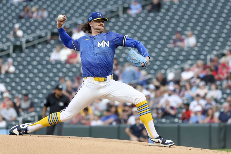 Chris Paddack, de los Mellizos de Minnesota, realiza un pitcheo en el encuentro ante los Gigantes de San Francisco, el viernes 9 de mayo de 2025 (AP Foto/Ellen Schmidt)