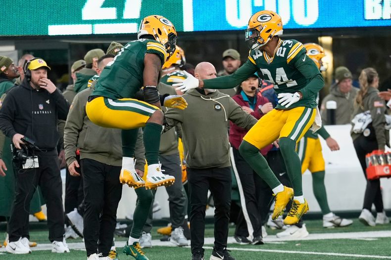 Micah Parsons y Carrington Valentine, de los Packers de Green Bay, celebran después de un juego de fútbol americano de la NFL contra los Giants de Nueva York el domingo 16 de noviembre de 2025, en East Rutherford, Nueva Jersey. (AP Photo/Seth Wenig)