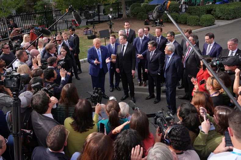 El presidente Donald Trump habla con periodistas en la Casa Blanca, en Washington, el martes 29 de septiembre de 2026, tras reunirse con altos ejecutivos de empresas de inteligencia artificial. (AP Foto/Jacquelyn Martin)