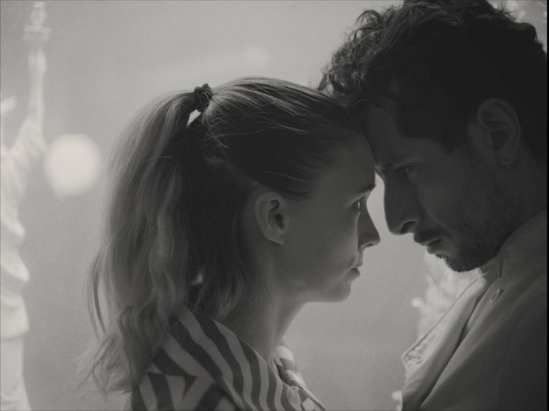 En esta imagen proporcionada por Seine Pictures, Rooney Mara, izquireda, y Raúl Briones en una escena de La cocina. (Seine Pictures vía AP)