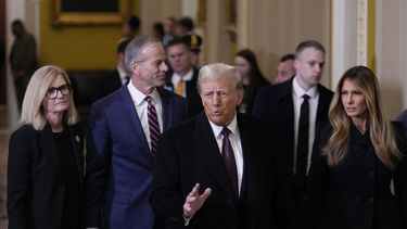 El presidente electo Donald Trump, en el centro, y su esposa Melania, caminan con el líder de la mayoría John Thune, republicano por Dakota del Sur, y su esposa, Kimberley, para reunirse con los republicanos del Senado en el Capitolio de Estados Unidos, el miércoles 8 de enero de 2025, en Washington.. (AP foto/Steve Helber)