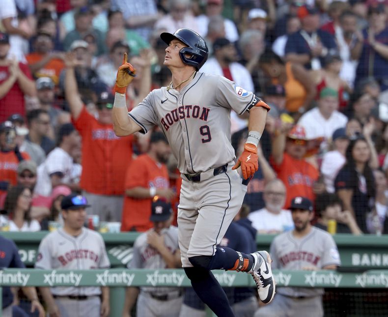 Zach Dezenzo, de los Astros de Houston, hace un gesto mientras se dirige al plato después de conectar un jonrón en la octava entrada contra los Medias Rojas de Boston, el sábado 10 de agosto de 2024, en Boston. (AP Foto/Mark Stockwell)